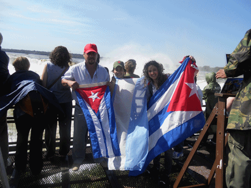 Estudiantes de Argentina formados en Cuba explican a turistas caso de Los Cinco 