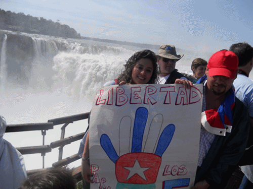 Estudiantes de Argentina formados en Cuba explican a turistas caso de Los Cinco 