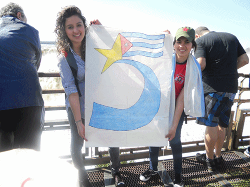 Estudiantes de Argentina formados en Cuba explican a turistas caso de Los Cinco 