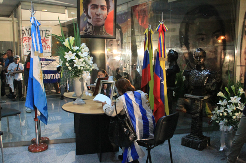 Firmando el Libro de condolencias en Buenos Aires