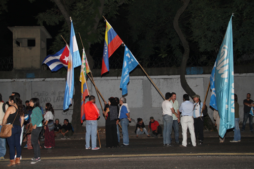 militantes frente a Embajada de Venezuela en Buenos Aires