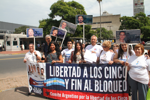 En las puertas de la Embajada norteamericana en Argentina