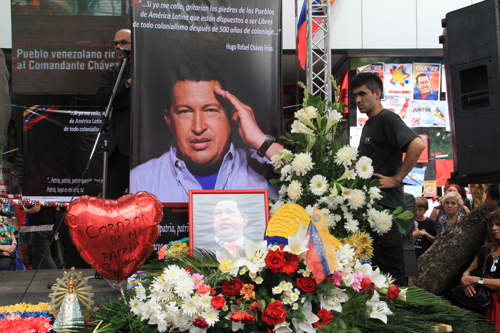 muestras de afecto en acto por Chavez en Argentina