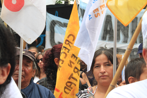 militantes politicos y sociales frente a la Embajada de Venezuela en Argentina en homenaje a Chavez