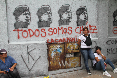 pintada por Chavez frente a la Embajada de Venezuela en Argentina