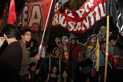 A la espera de los resultados frente a la Embajada Venezolana en Buenos Aires