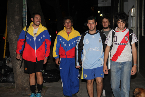 llegan Jóvenes a la Embajada de Venezuela en Buenso Aires