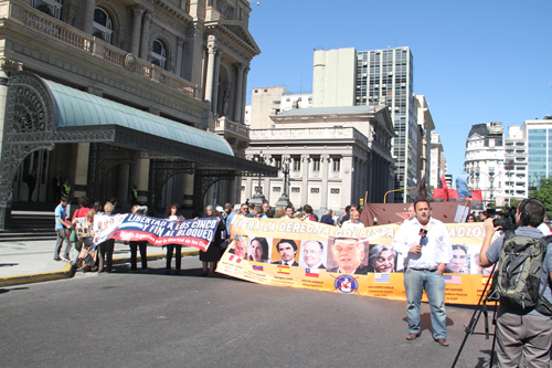 marchado frente al teatro colon repudiando a la fundacion lib