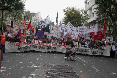 Cabecera de la Marcha del Espacio Memoria, erdad y Justicia