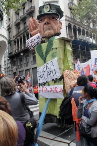 Reclaman la salida de Milani en la marcha del 24 de marzo