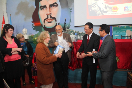 MAS Cuba entrega recuerdo a Embajador Vietnam