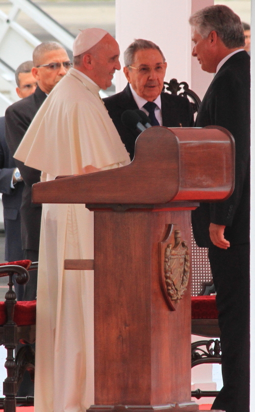 Diaz Canel saluda al Papa