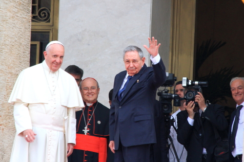 Raúl saluda junto al Papa en el Palacio de la Revolución