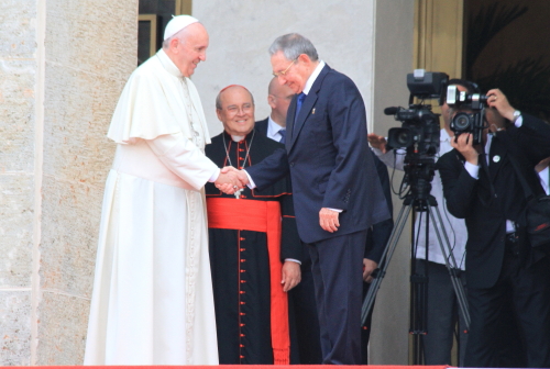 Se saludan Raúl y el Papa en el Palacio de la Revolución