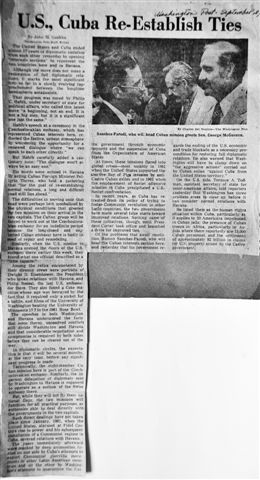 Noticia publicada el 2 de septiembre de 1977, sobre la apertura de la Sección de Intereses de Cuba en Washington. En la foto se ven al recién estrenado Jefe de la Sección Sánchez-Parodi, conversando con el Sen. George McGovern.
