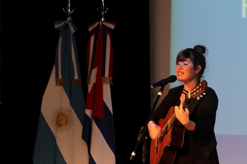Aurora Feliu en la cansillería argentina en el Día de la Cultura Cubana