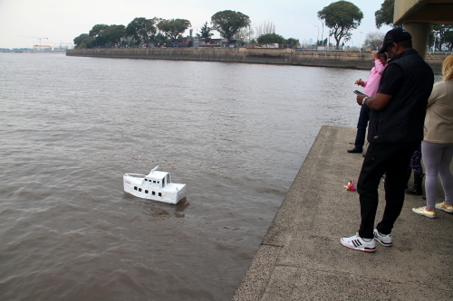 El Granma navega en Buenos Aires 